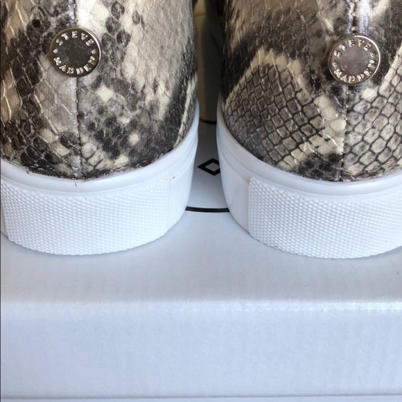 NEW STEVE MADDEN SNAKE SKIN SLIP ONS - Picture 2 of 3